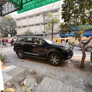 Parking in 2.5 BHK Builder Floor at Malviya Nagar – for Rent