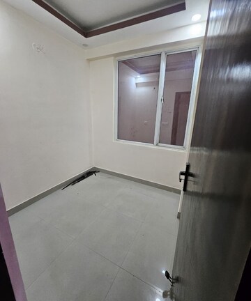 Room in 2.5 BHK Apartment at Amrapali Golf Homes, Sector 4, Greater Noida – for Rent