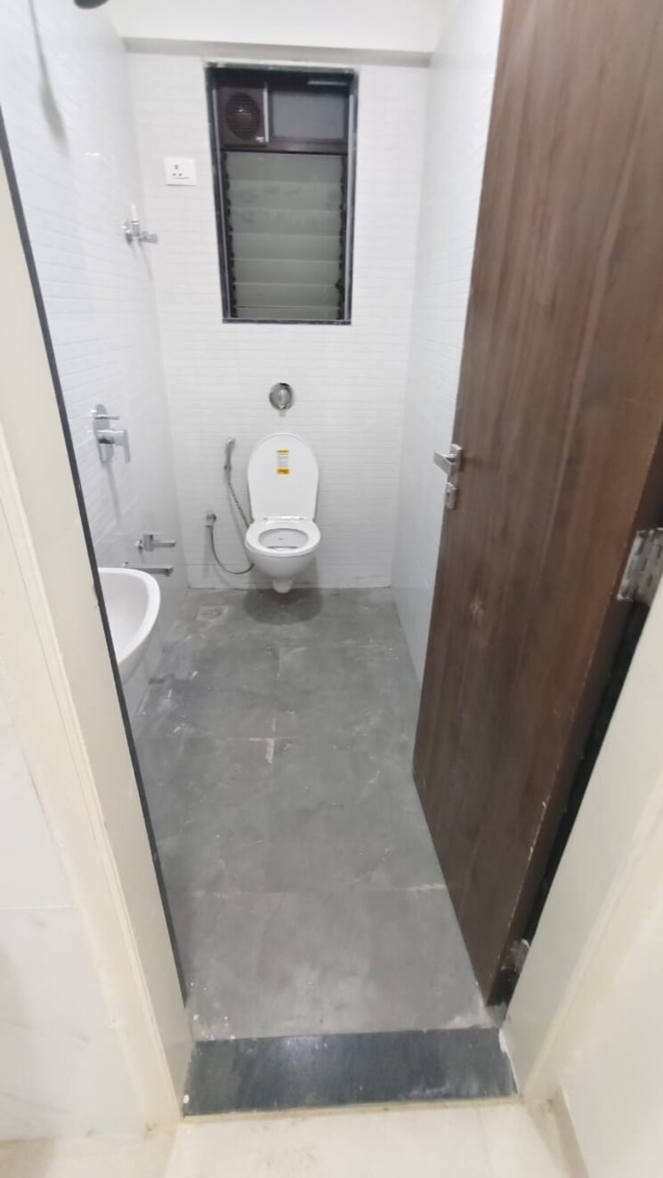 Bathroom, naupada 1 Bedroom 500 Sq.Ft. Apartment In Naupada Thane 8086187