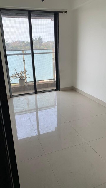Room in 2 BHK Apartment at Hubtown Hillcrest, Andheri East – for Rent