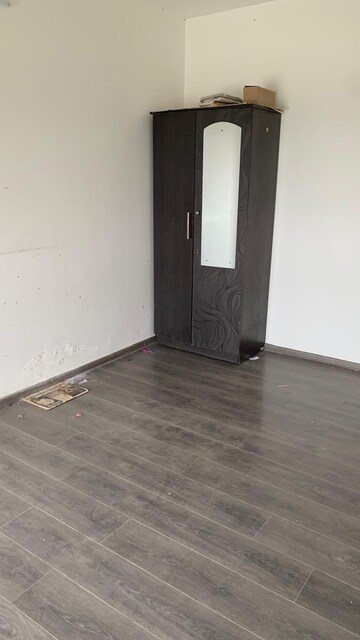 Room in 2 BHK Apartment at Hubtown Hillcrest, Andheri East – for Rent