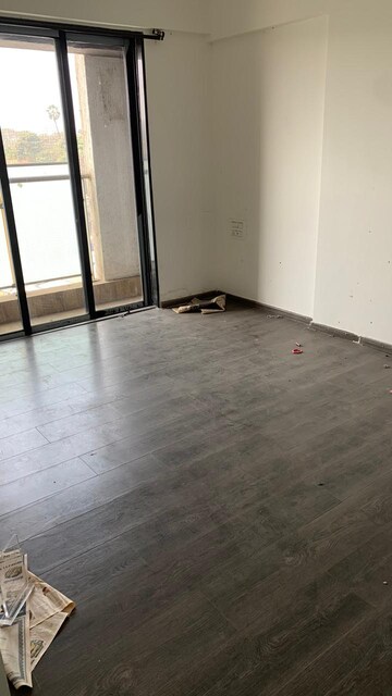 Room in 2 BHK Apartment at Hubtown Hillcrest, Andheri East – for Rent