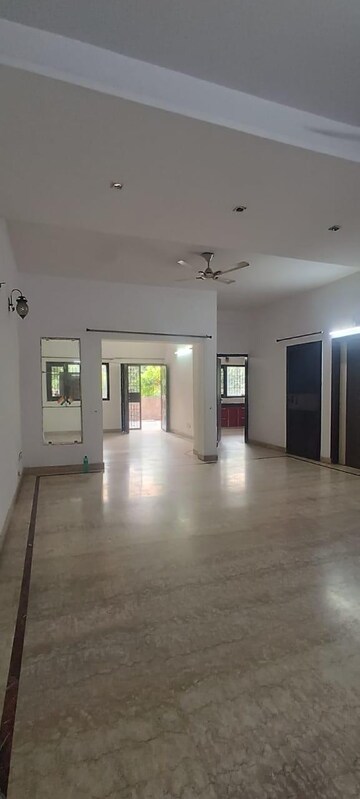Room in 3 BHK Builder Floor at RWA Apartments Sector 26, Sector 26 – for Rent