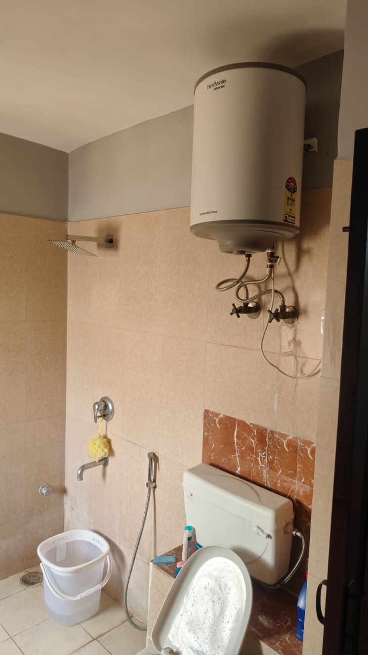 Bathroom, mahagun-manorial 6+ Bedroom 20000 Sq.Ft. Apartment In Sector 128 Noida 8086525