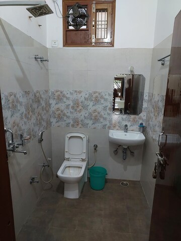 Master Bedroom in 3 BHK Apartment at Gomti Nagar – for Rent