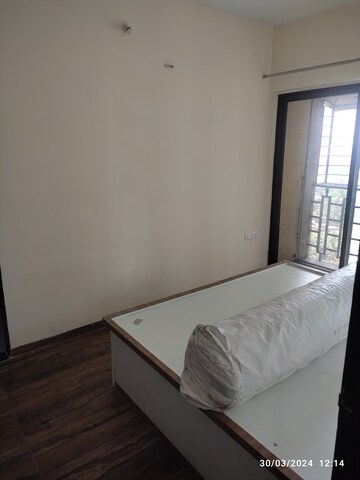 Room in 1 BHK Apartment at Thane West – for Sale