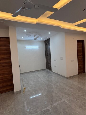 Room in 2.5 BHK Builder Floor at Puri Kohinoor, Sector 89 – for Rent
