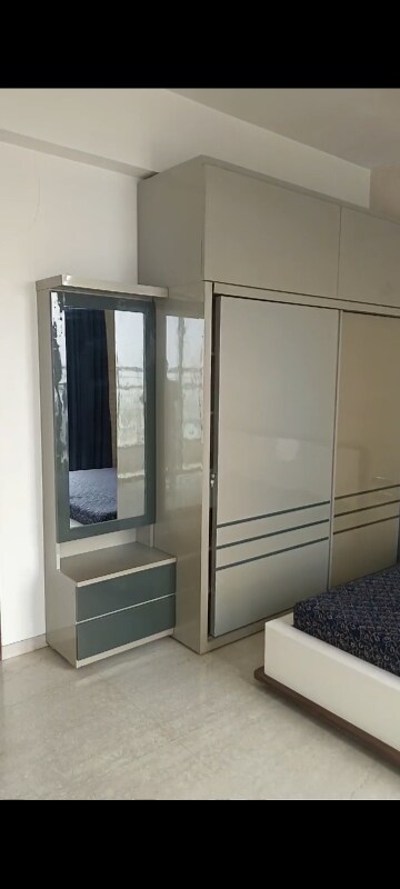 Room in 2 BHK Apartment at Bhavya Supreme Annexe, Parel – for Rent