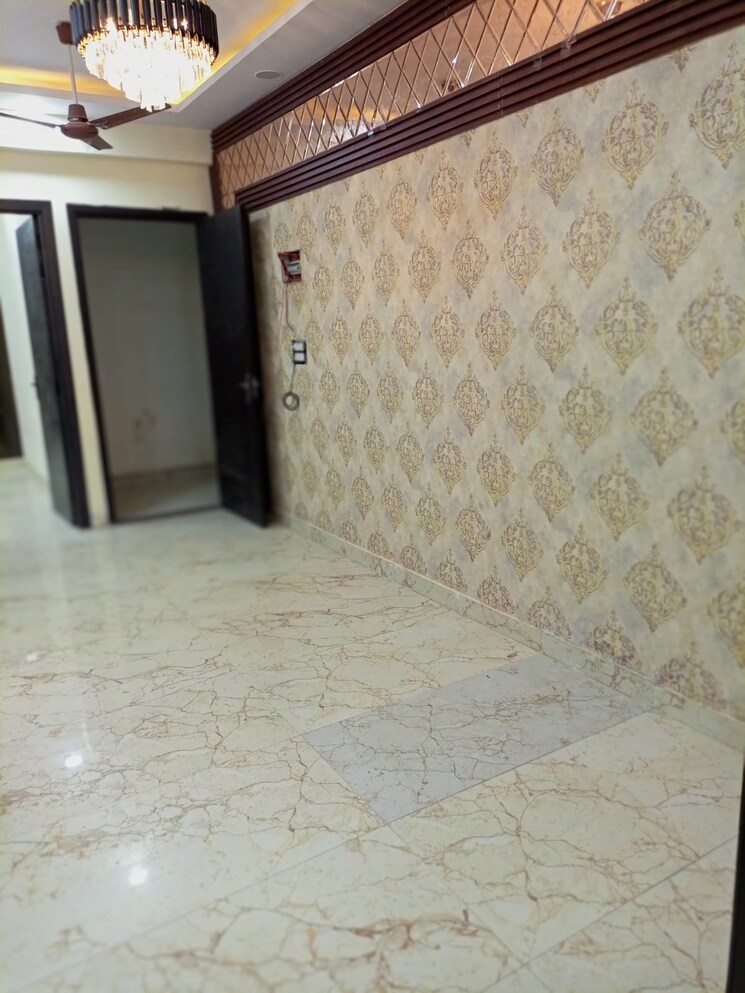 Room, sector 73 2.5 Bedroom 1250 Sq.Ft. Builder Floor In Sector 73 Noida 8091375