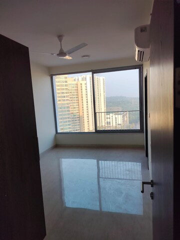 Room in 3 BHK Apartment at Oberoi Maxima, Andheri East – for Rent