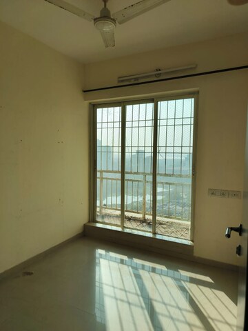 Room in 2.5 BHK Apartment at Rustomjee OZone, Goregaon West – for Rent