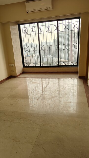 Room in 3.5 BHK Apartment at Windermere CHS Andheri West, Andheri West – for Sale