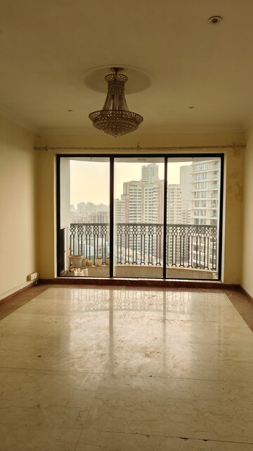 Room in 3.5 BHK Apartment at Windermere CHS Andheri West, Andheri West – for Sale