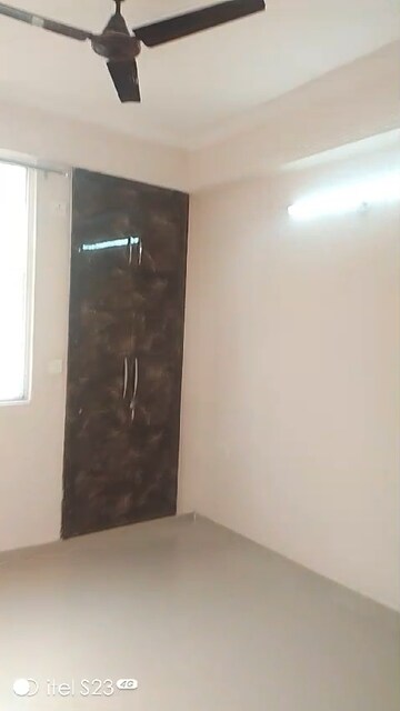 Room in 2.5 BHK Apartment at Amrapali Golf Homes, Sector 4, Greater Noida – for Rent