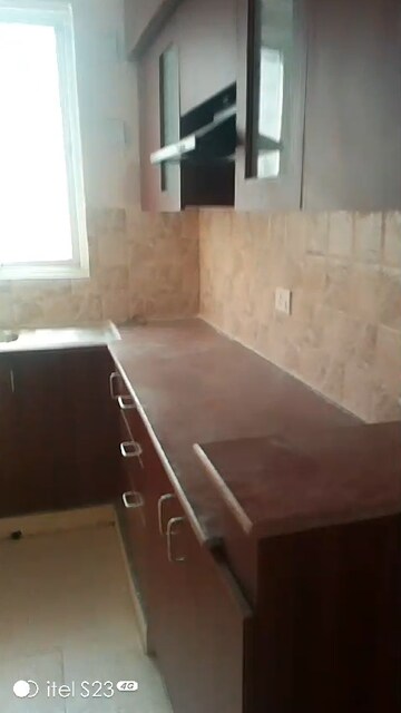 Furnished Amenities in 2.5 BHK Apartment at Amrapali Golf Homes, Sector 4, Greater Noida – for Rent