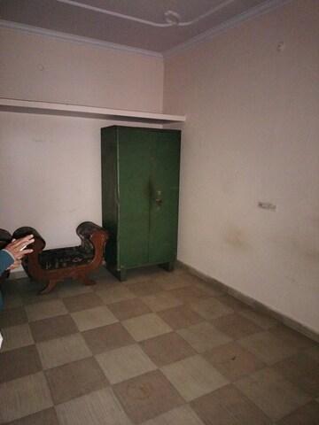 Room in 2 BHK Builder Floor at Gomti Nagar – for Rent