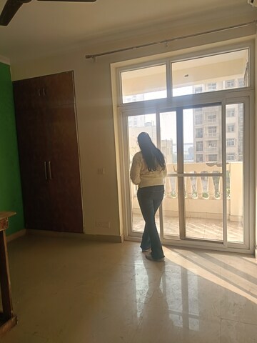 Room in 3 BHK Apartment at Amrapali Silicon City, Sector 76 – for Rent