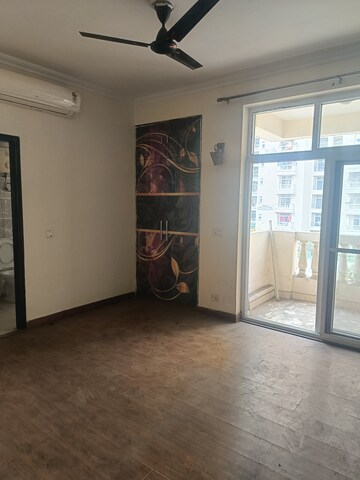 Room in 3 BHK Apartment at Amrapali Silicon City, Sector 76 – for Rent