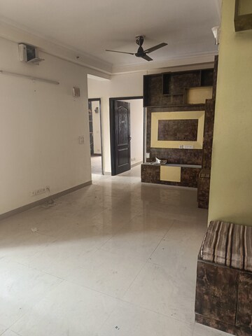 Room in 3 BHK Apartment at Amrapali Silicon City, Sector 76 – for Rent