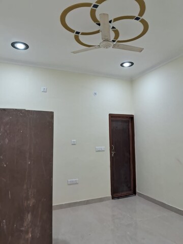 Room in 2 BHK Builder Floor at Gomti Nagar – for Rent