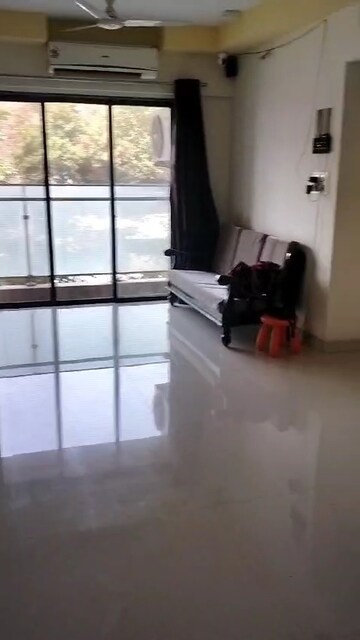 Room in 2 BHK Apartment at Hubtown Hill Crest, Andheri East – for Rent