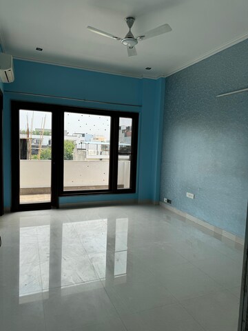 Room in 3 BHK Apartment at Ansal Royale Casa, Sector 55 – for Rent