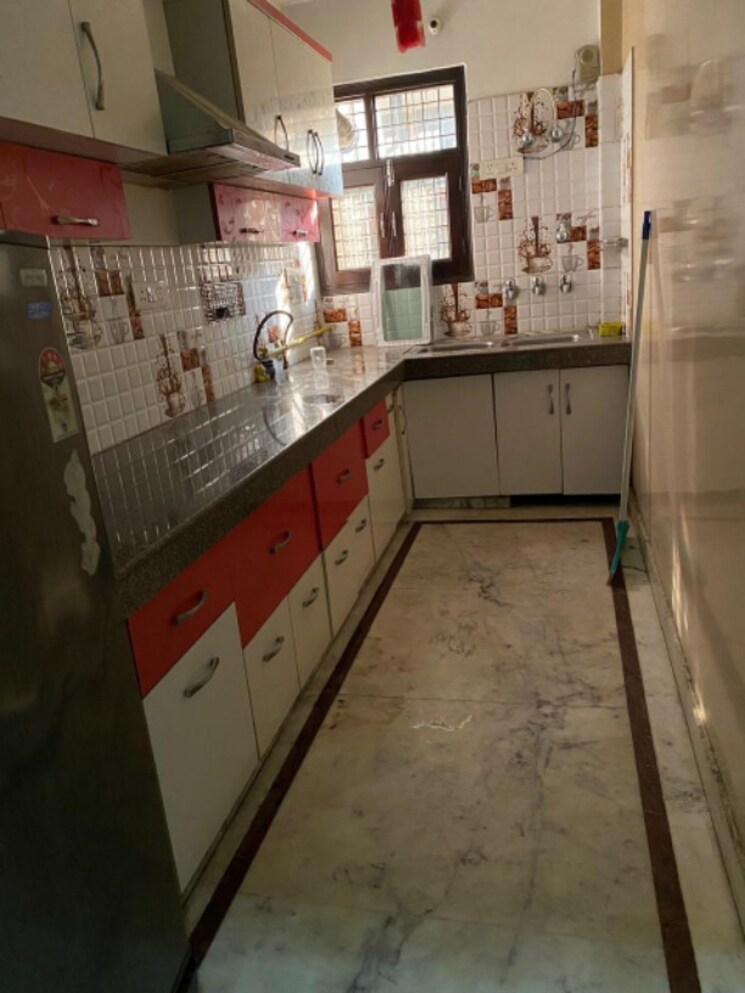 Kitchen, paschim vihar 2.5 Bedroom 84 Sq.Yd. Builder Floor In Paschim Vihar Delhi 8092060