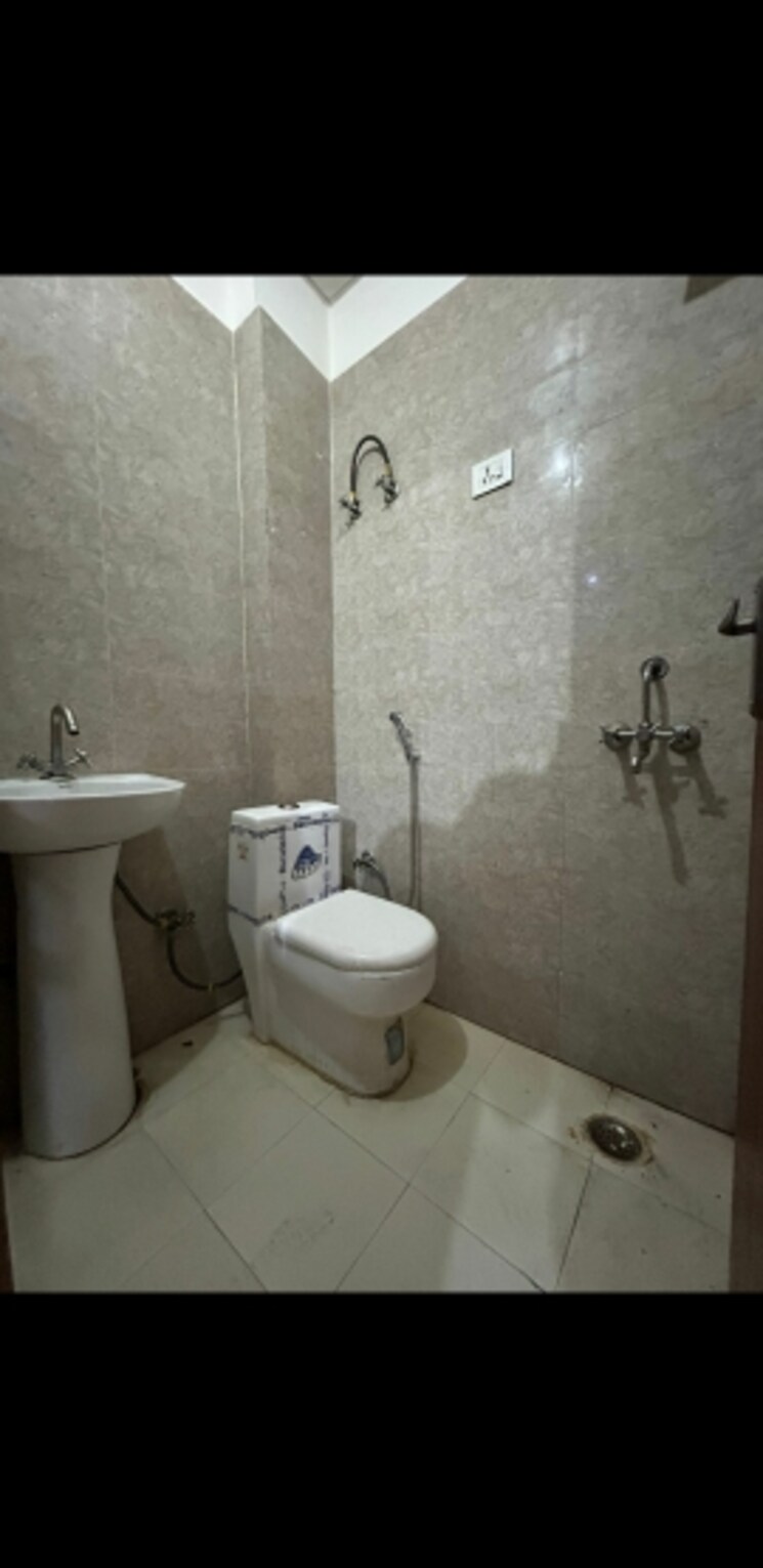 Bathroom, kanha-apartments-indirapuram 2 Bedroom 950 Sq.Ft. Builder Floor In Shakti Khand 2 Ghaziabad 8092086