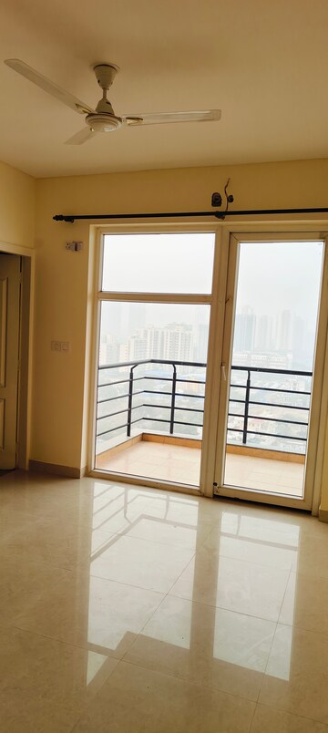Room in 4 BHK Apartment at Dhoot Time Residency, Sector 63 – for Rent