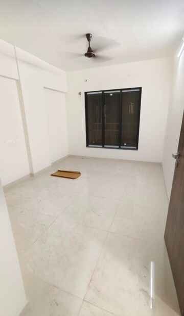 Room in 2 BHK Apartment at Panch Pakhadi – for Rent