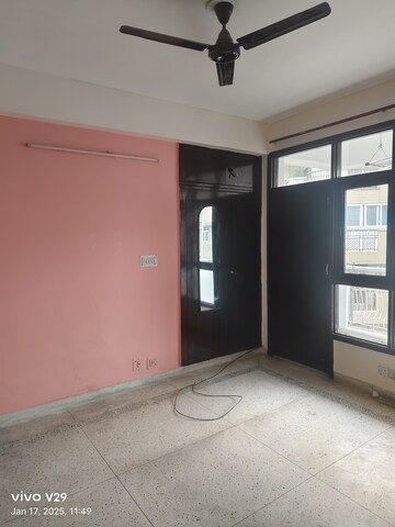 Room in 3 BHK Apartment at Apex Apartments, Sector 45 – for Rent