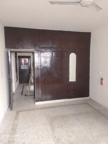 Room in 3 BHK Apartment at Apex Apartments, Sector 45 – for Rent