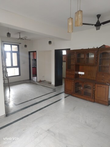 Room in 3 BHK Apartment at Apex Apartments, Sector 45 – for Rent