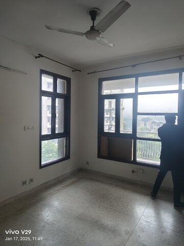 Room in 3 BHK Apartment at Apex Apartments, Sector 45 – for Rent