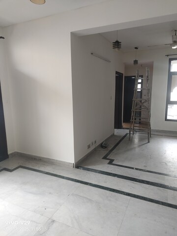 Room in 3 BHK Apartment at Apex Apartments, Sector 45 – for Rent
