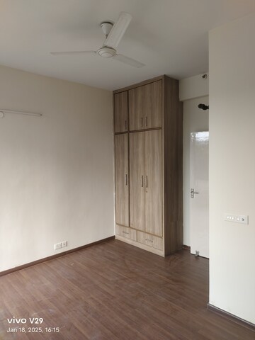 Room in 2 BHK Apartment at Pioneer Park Phase 1, Sector 61 – for Rent