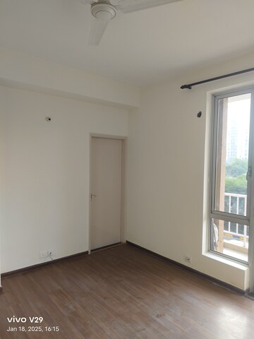 Room in 2 BHK Apartment at Pioneer Park Phase 1, Sector 61 – for Rent