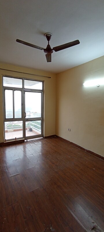 Room in 2 BHK Apartment at Piyush Heights, Sector 89 – for Rent
