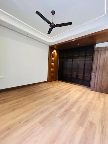 Room in 3 BHK Apartment at Igi Airport Area – for Sale