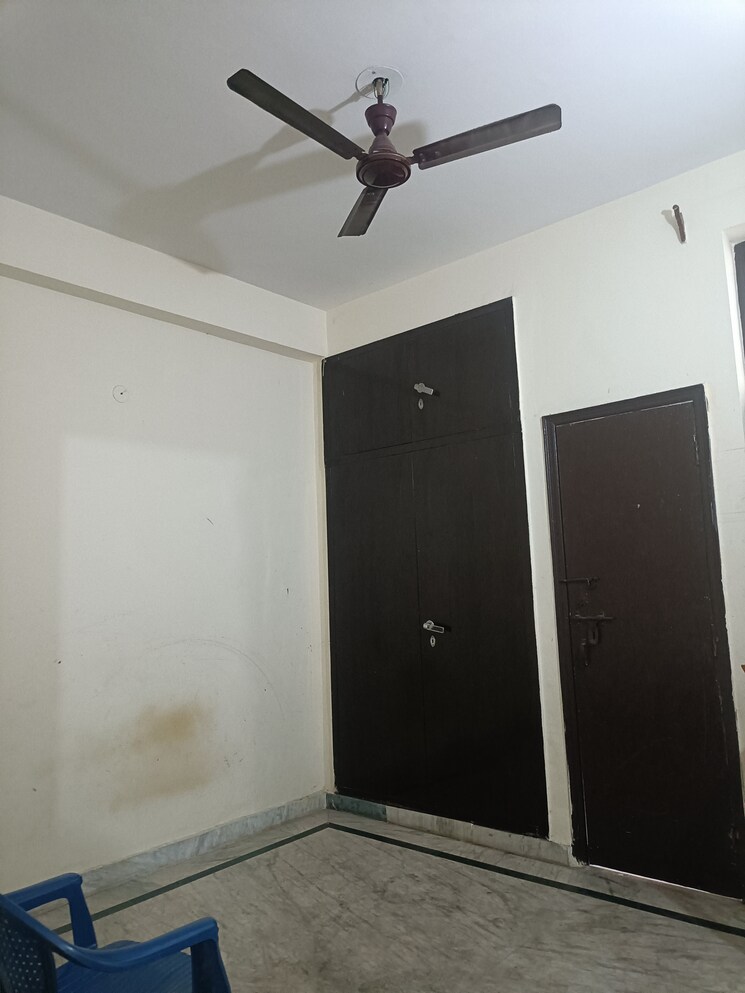 Room, sector 47 3 Bedroom 112 Sq.Mt. Villa In Sector 47 Noida 8092437
