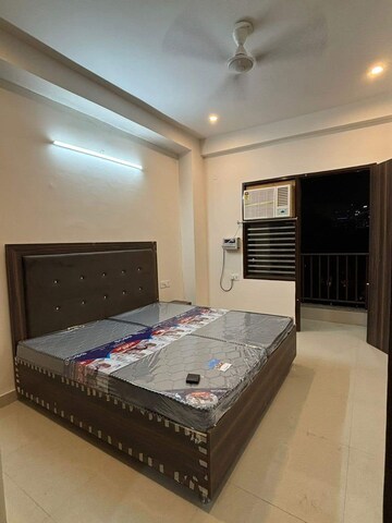 Bedroom in 1 RK Builder Floor at Ansal Sushant Lok I, Sector 43 – for Rent