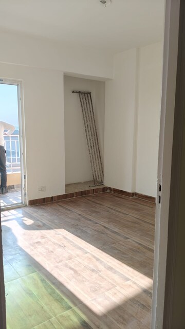 Room in 2 BHK Apartment at Migsun Roof, Raj Nagar Extension – for Sale