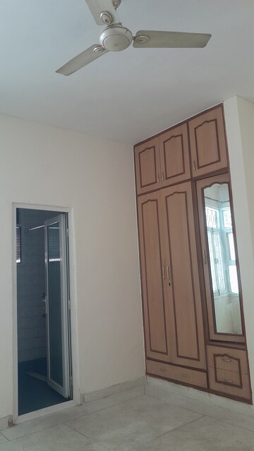Furnished Amenities in 3 BHK Villa at Unitech South City II, Sector 50 – for Rent