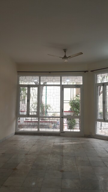 Room in 3 BHK Villa at Unitech South City II, Sector 50 – for Rent