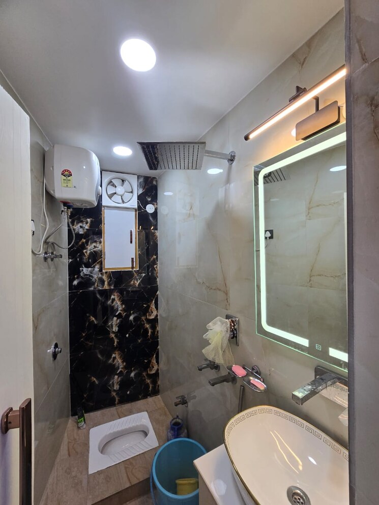 Bathroom, zakir nagar 3 Bedroom 900 Sq.Ft. Apartment In Zakir Nagar Delhi 8092623
