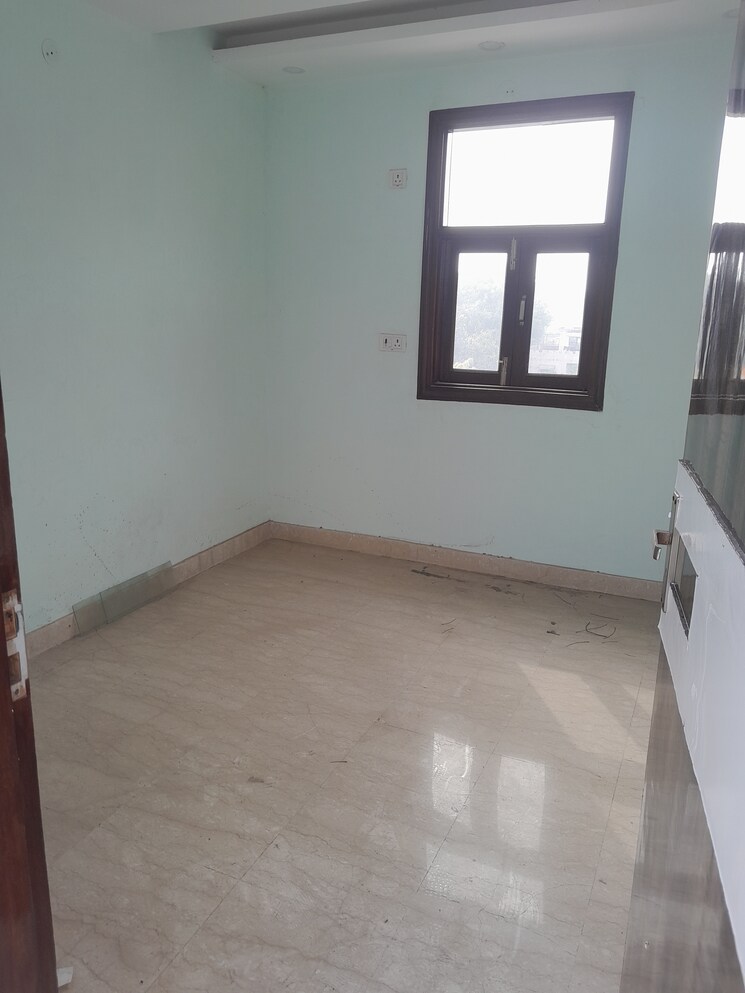 Room, rohini sector 11 5 Bedroom 100 Sq.Mt. Builder Floor In Rohini Sector 11 Delhi 8092824