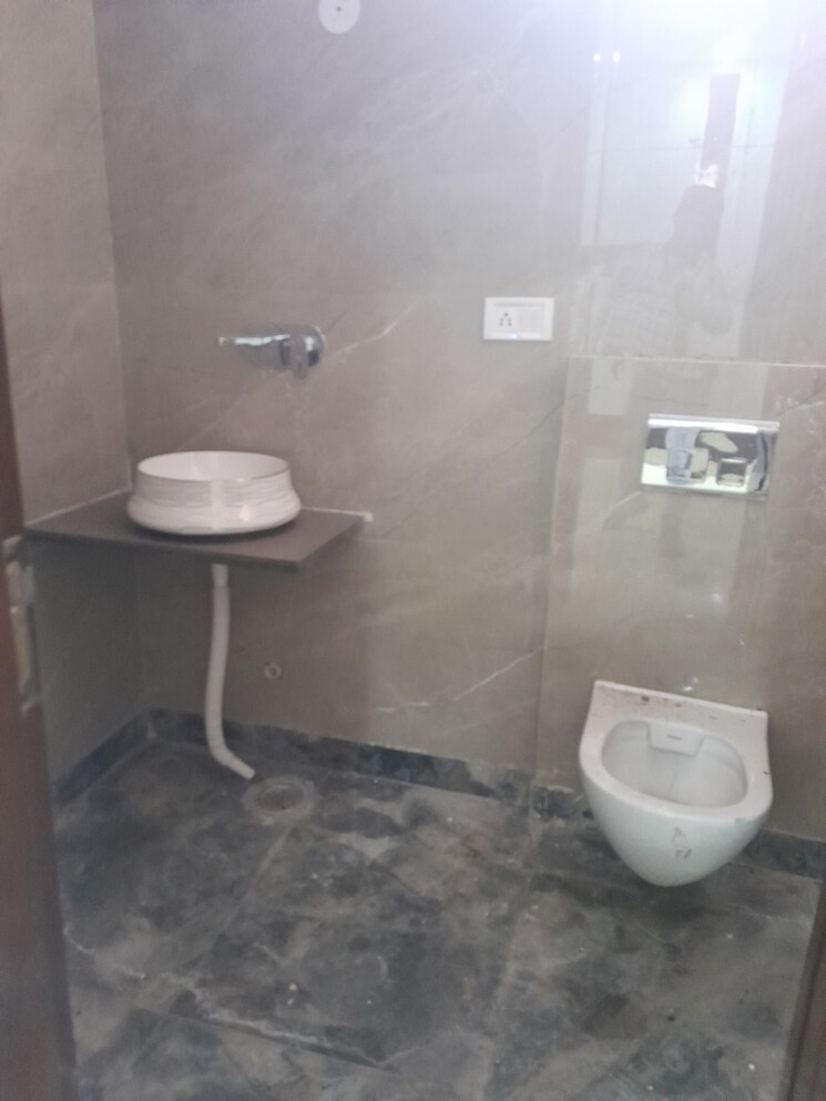 Bathroom, rohini sector 11 5 Bedroom 100 Sq.Mt. Builder Floor In Rohini Sector 11 Delhi 8092824