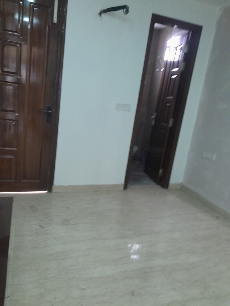 Room, rohini sector 11 5 Bedroom 100 Sq.Mt. Builder Floor In Rohini Sector 11 Delhi 8092824