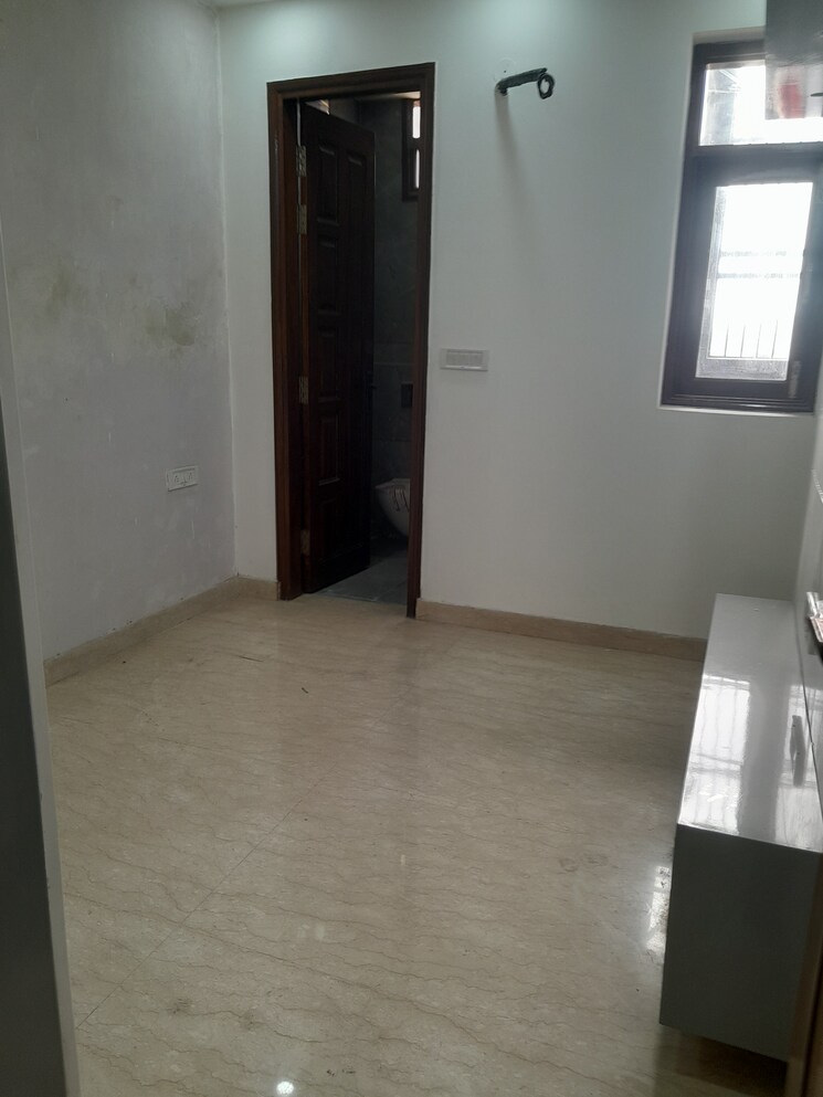 Room, rohini sector 11 5 Bedroom 100 Sq.Mt. Builder Floor In Rohini Sector 11 Delhi 8092824