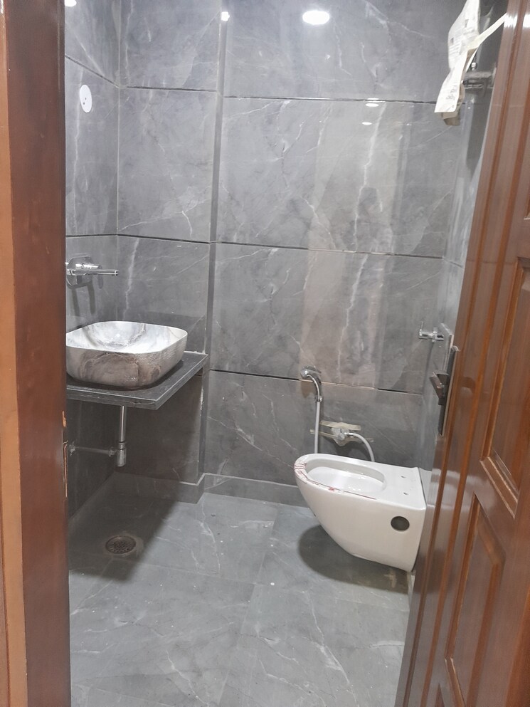 Bathroom, rohini sector 11 5 Bedroom 100 Sq.Mt. Builder Floor In Rohini Sector 11 Delhi 8092824